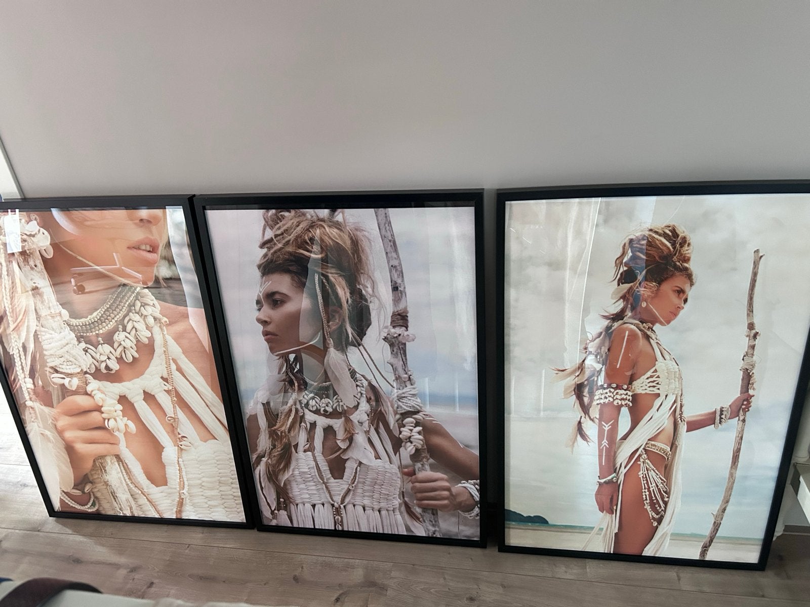 3 zwarte IKEA RIBBA fotolijsten 60x90 met posters, Huis en Inrichting, Woonaccessoires | Lijsten, Ophalen, Gebruikt, 60 cm, 90 cm