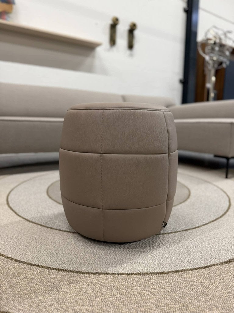 Nieuw Design on Stock Barrell 45 kruk Taupe leer design poef, Minder dan 50 cm, Gompenstraat 15, Rond, Ophalen of Verzenden