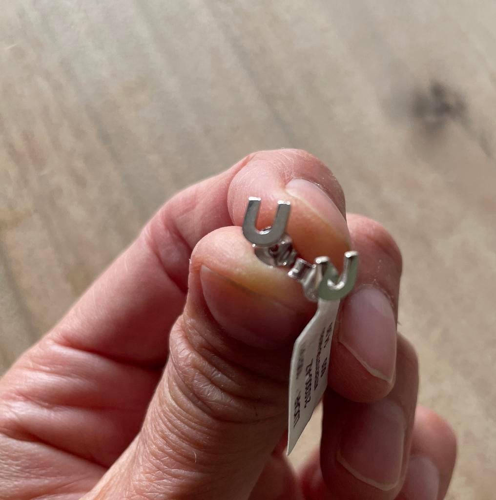 Zilverkleurige oorbellen met de letter U, Overige materialen, Nieuw, Ophalen of Verzenden, Knopjes of Stekers