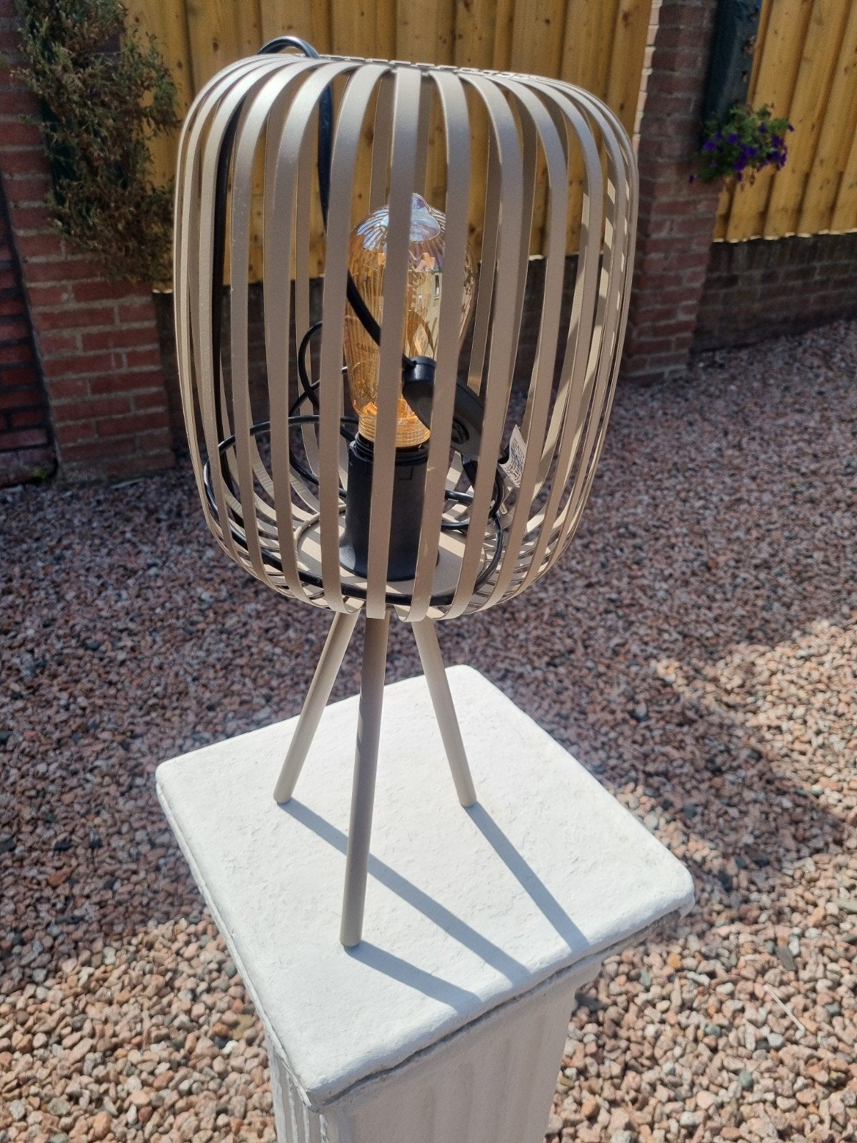 Moderne tafellamp met metalen lamellen en Edison-lamp, Beige, Industrieel, Zo goed als nieuw, Ophalen