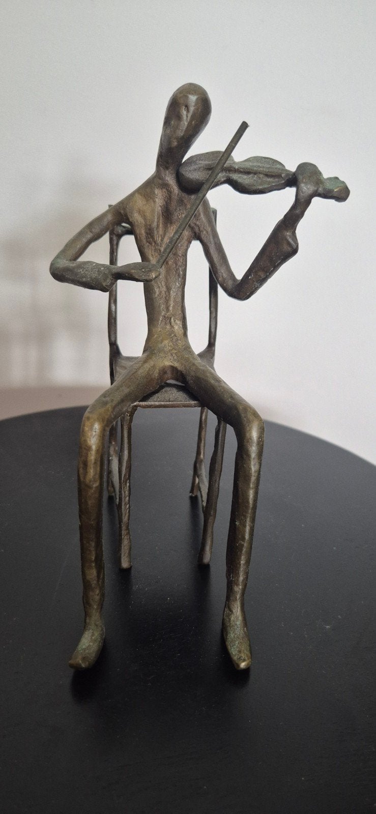 Bronzen beeldje van vioolspeler op stoel, Minder dan 20 cm, Ophalen of Verzenden, Beeld, Bruin