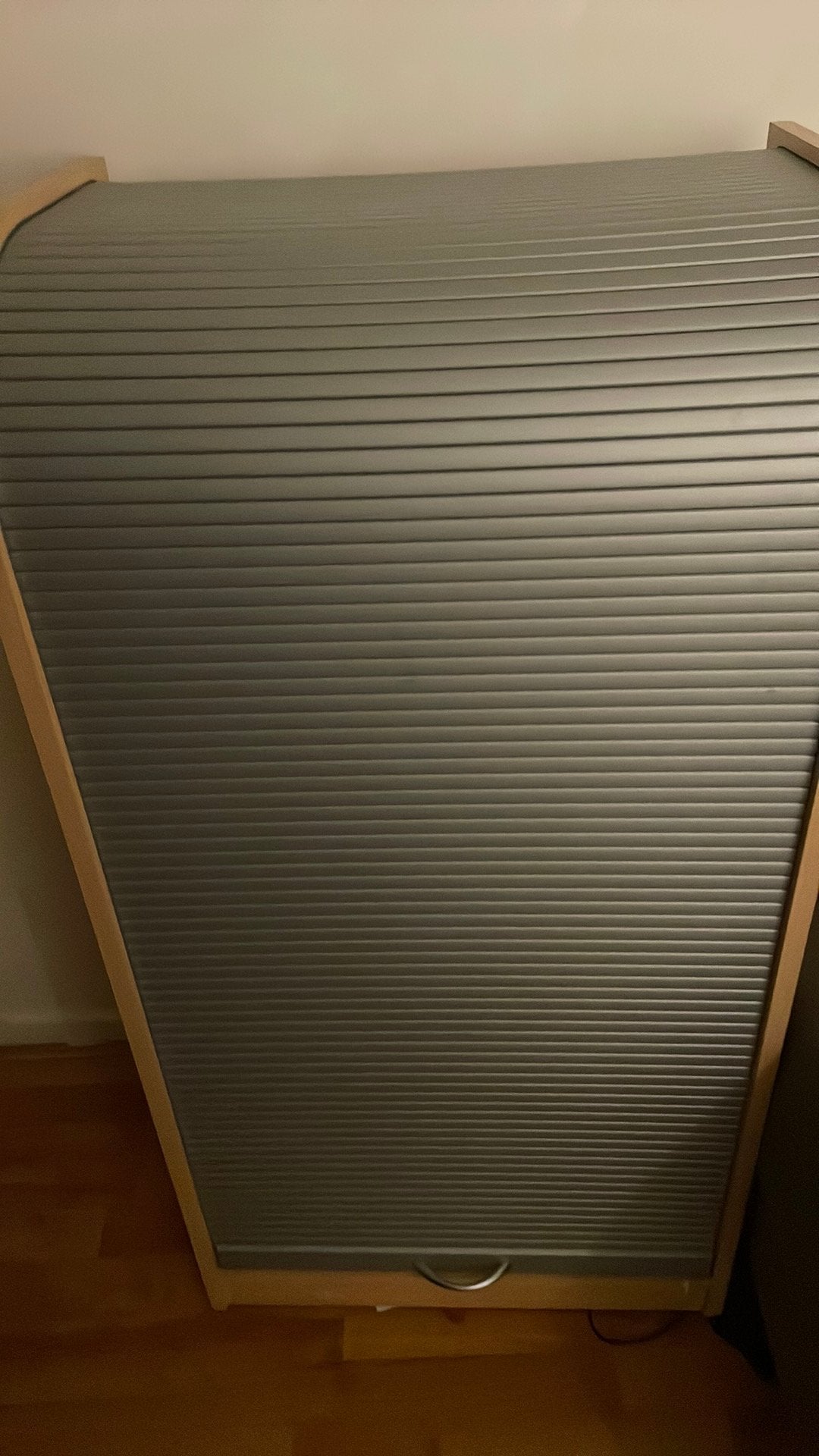 Houten boekenkast met rolluik, Met plank(en), Gebruikt, 100 tot 150 cm, 25 tot 50 cm