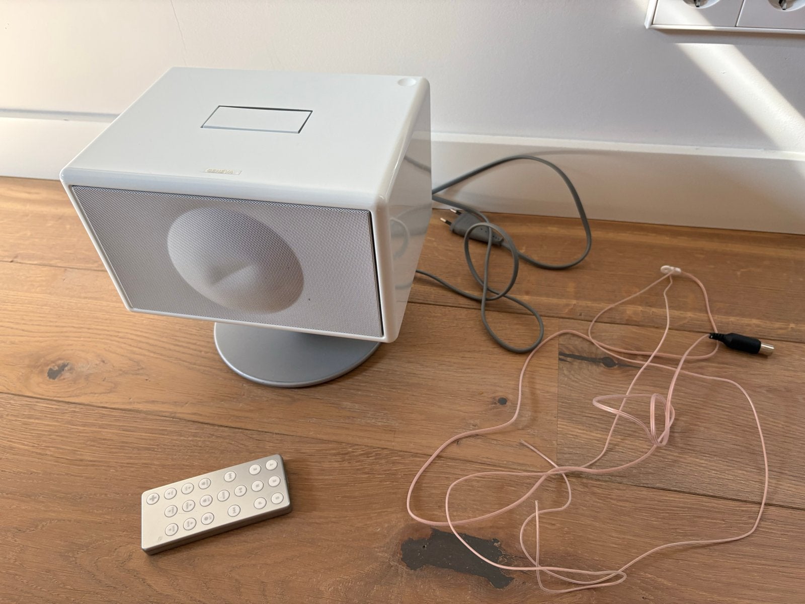 Geneva Model S Speaker - Wit met afstandsbediening, Zo goed als nieuw, Afstandsbediening, Minder dan 60 watt, Boekenplank luidspreker