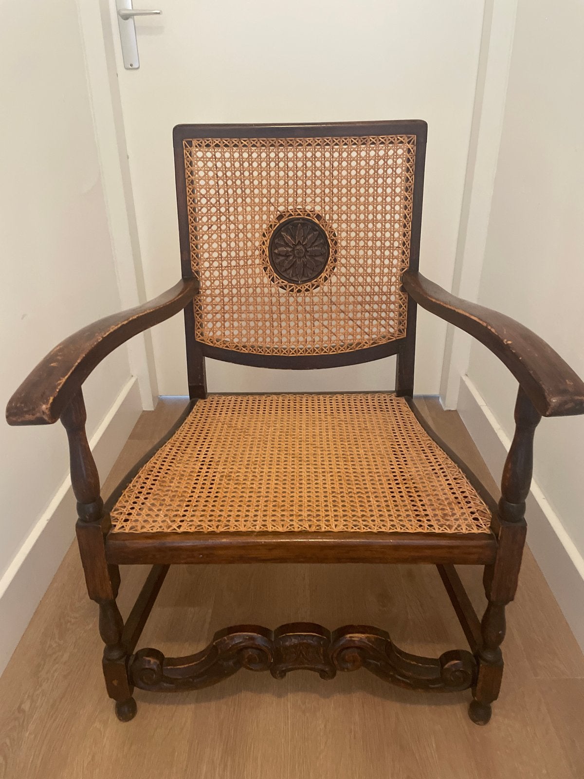 Antieke houten stoel met rieten zitting en rugleuning, Ophalen