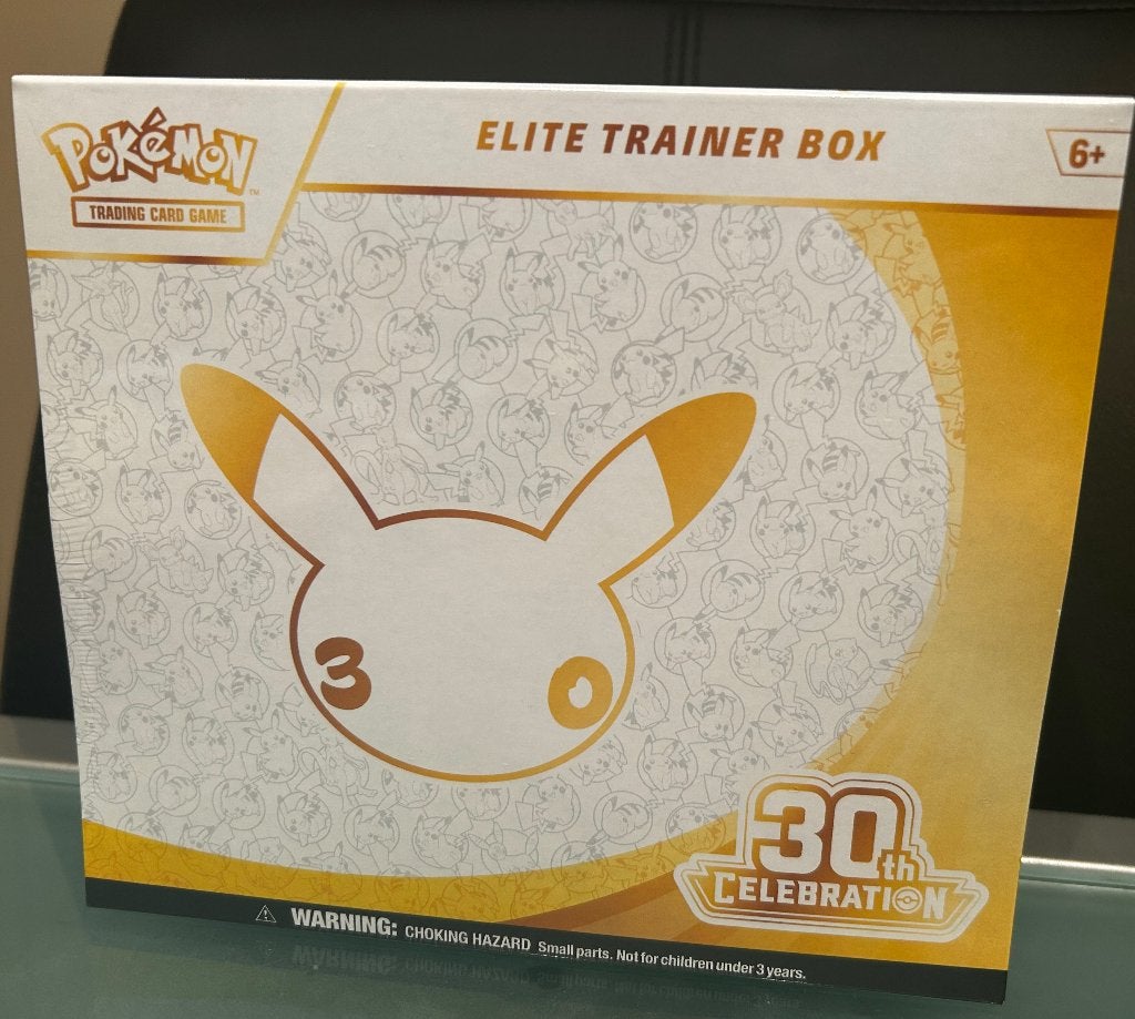 Pokémon ETB 30th Anniversary, Ophalen of Verzenden, Nieuw, Overige typen, Foil