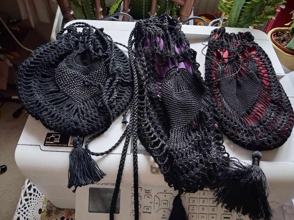 curiosa klederdracht tasjes 2 zwart gehaakt vintage, Ophalen of Verzenden