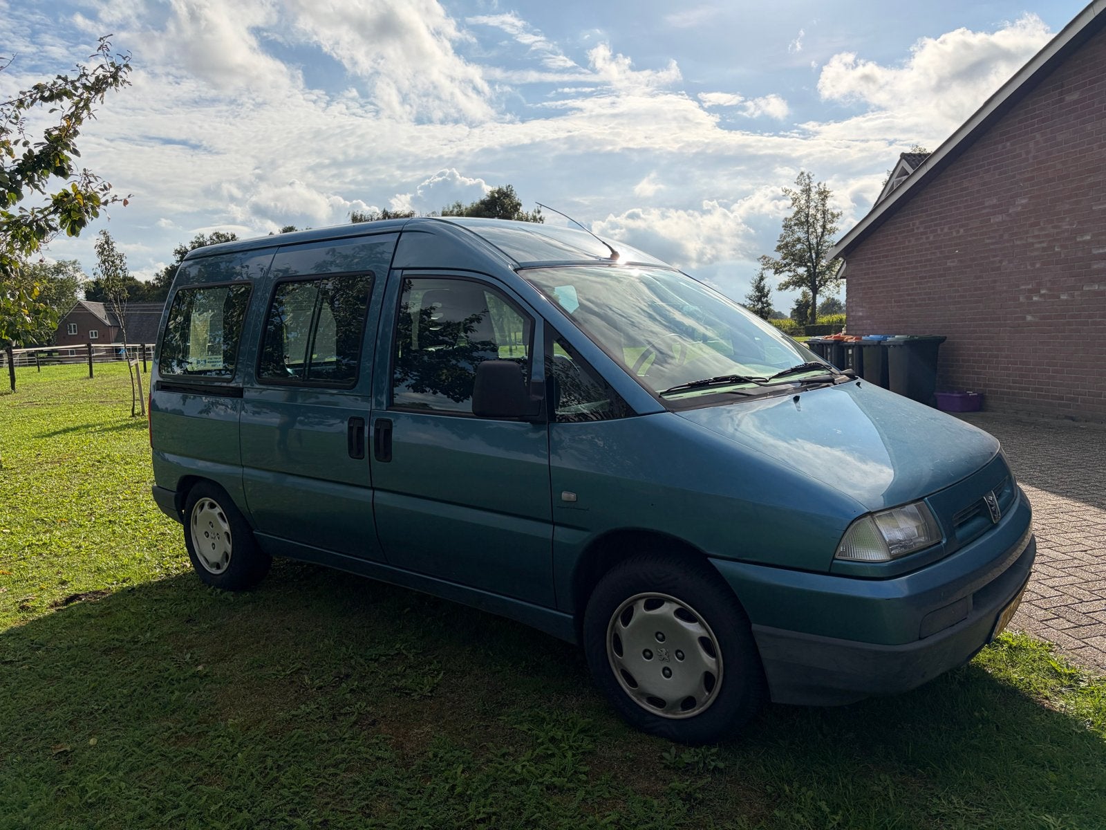 Foto 2 van Peugeot Expert Combi 2.0 Combi 16V AUT 2001 Blauw