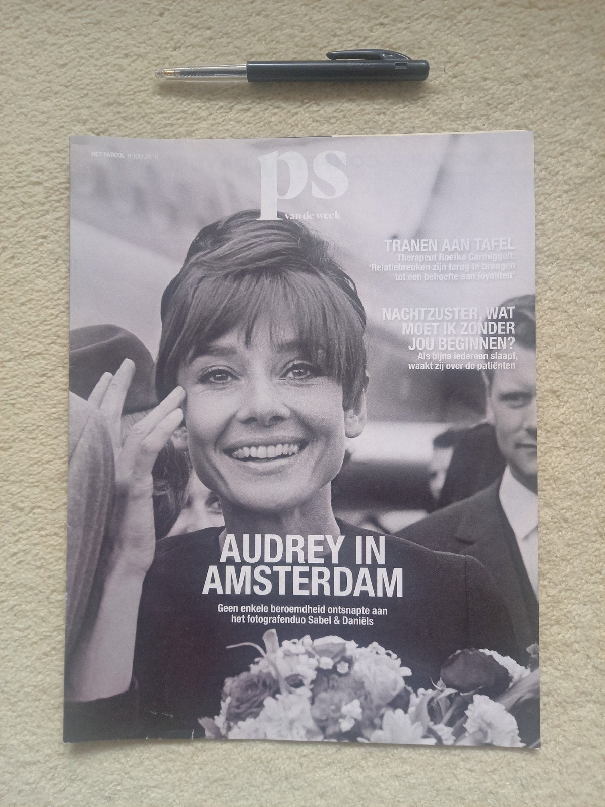 cover AUDREY HEPBURN - PS van de week (Het Parool) 2016, Verzamelen, Verzenden, Boek, Tijdschrift of Artikel