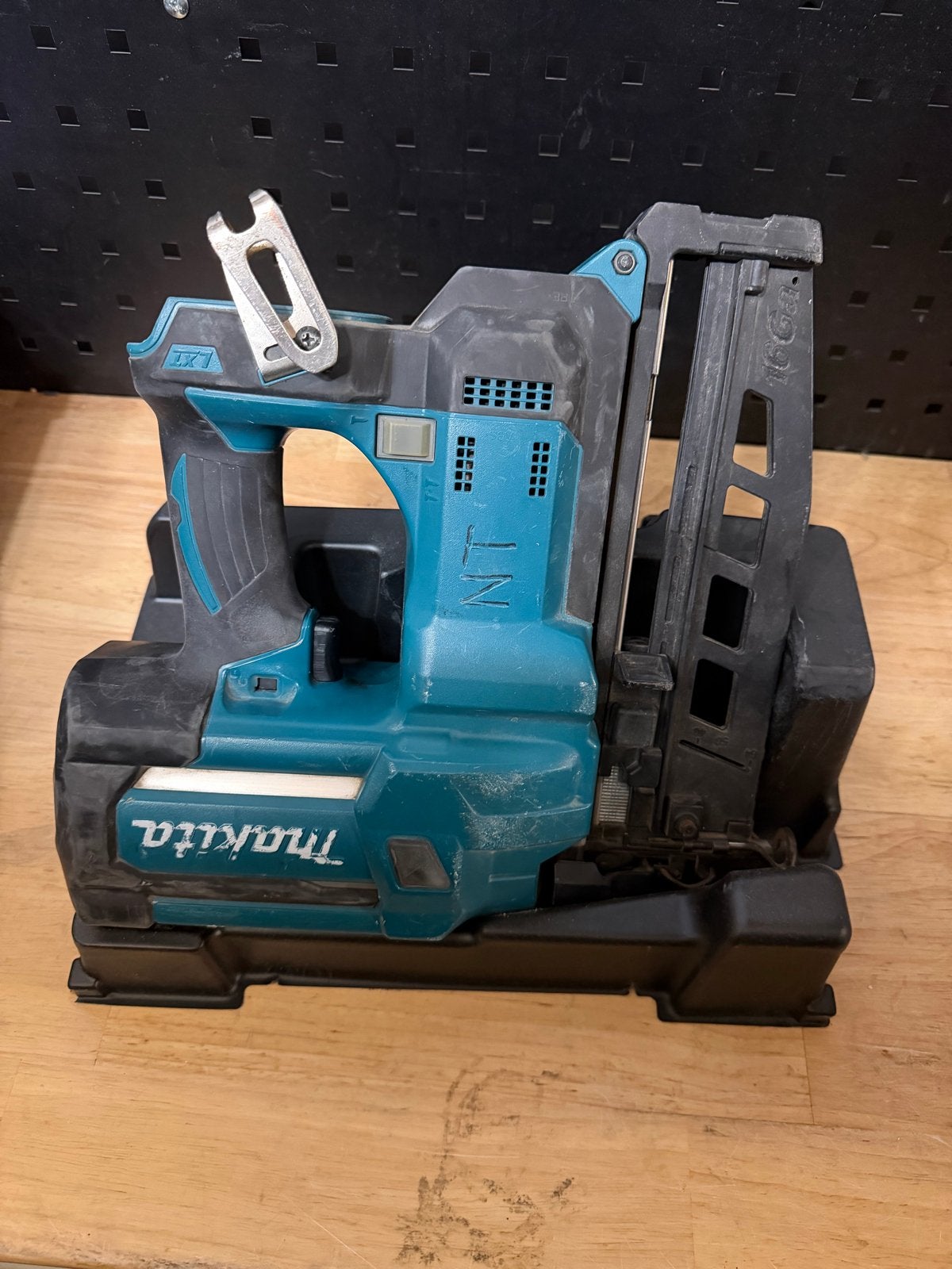 Makita DBN600 Accu tacker - Werkt perfect, Doe-het-zelf en Verbouw, Gereedschap | Handgereedschap, Ophalen of Verzenden, Gebruikt