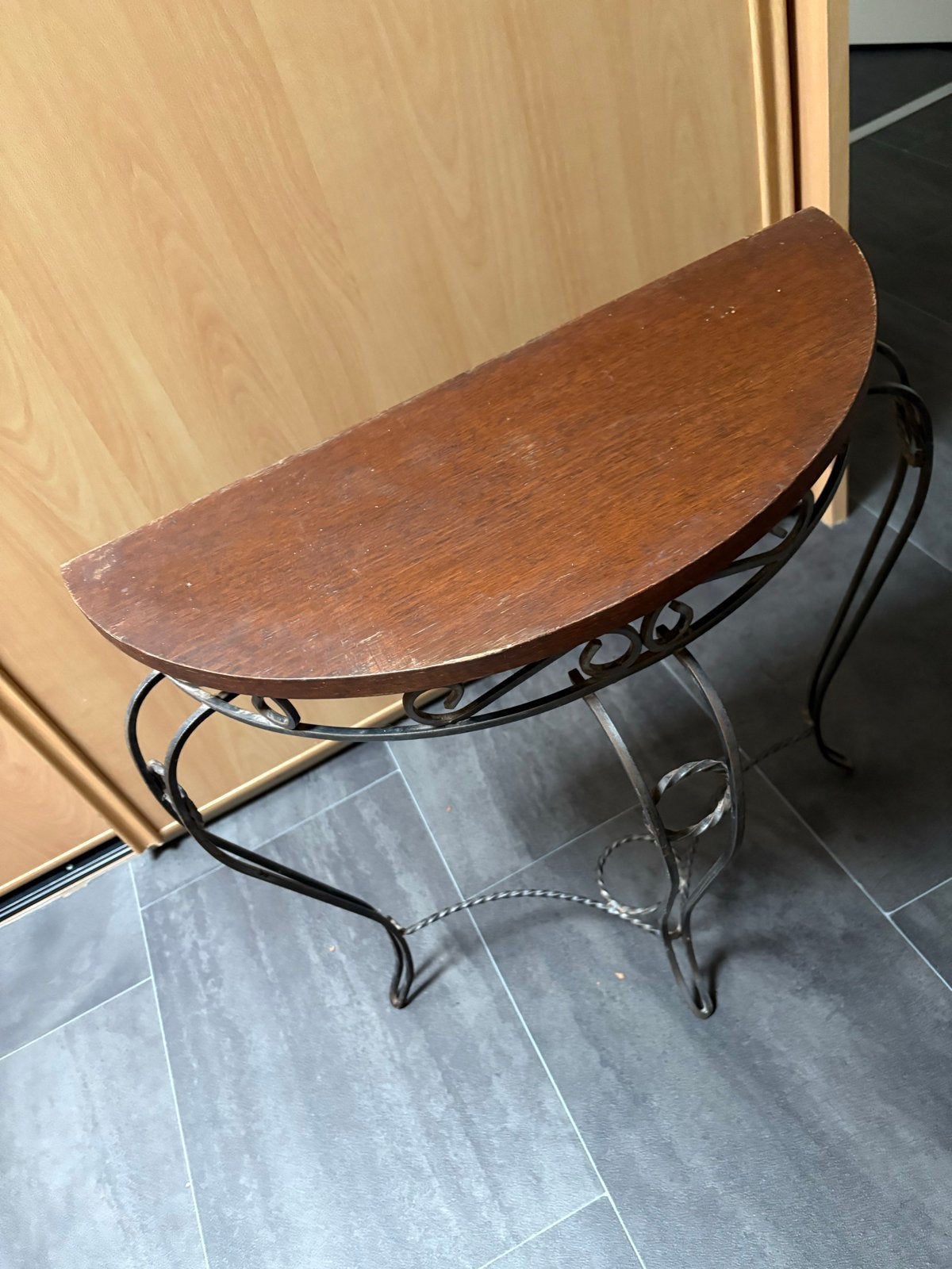 Decoratief halftafelje met smeedijzeren onderstel, Gebruikt, 55 tot 75 cm, Overige vormen, Hout