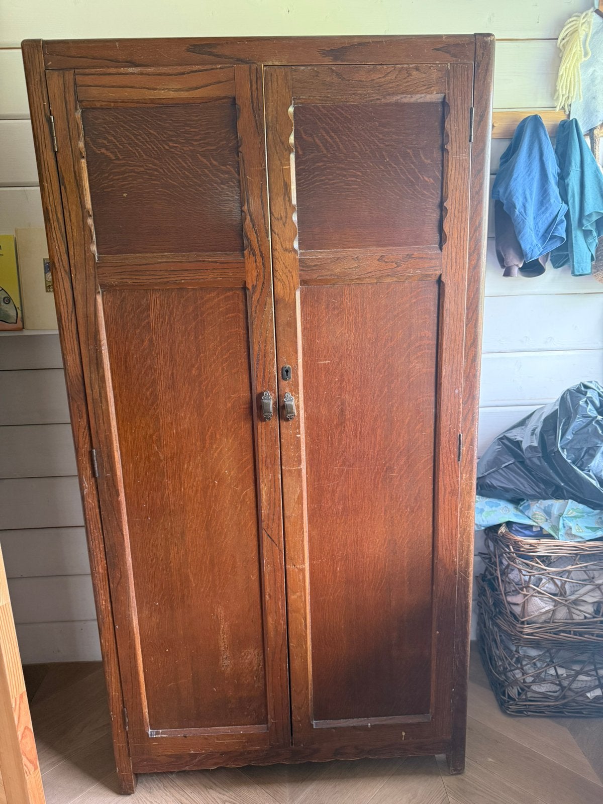 kledingkast met leuke details, Huis en Inrichting, Kasten | Kledingkasten, Gebruikt, 50 tot 100 cm, 150 tot 200 cm, Overige houtsoorten