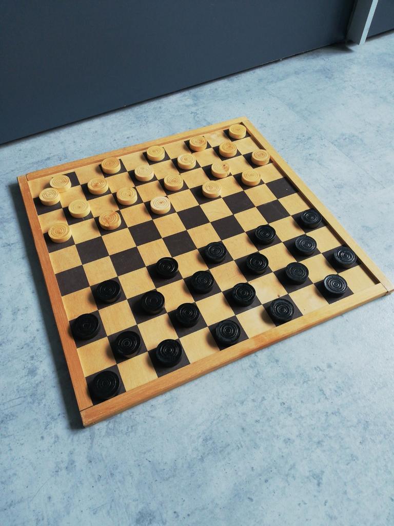 Houten dam/schaakbord met houten damstenen, Een of twee spelers, Ophalen of Verzenden, Zo goed als nieuw