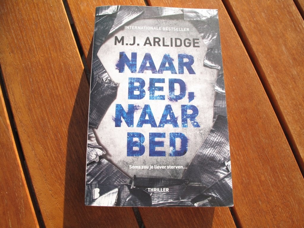 M.J. Arlidge Naar bed, naar bed paperback, Boeken, Ophalen of Verzenden, Nieuw