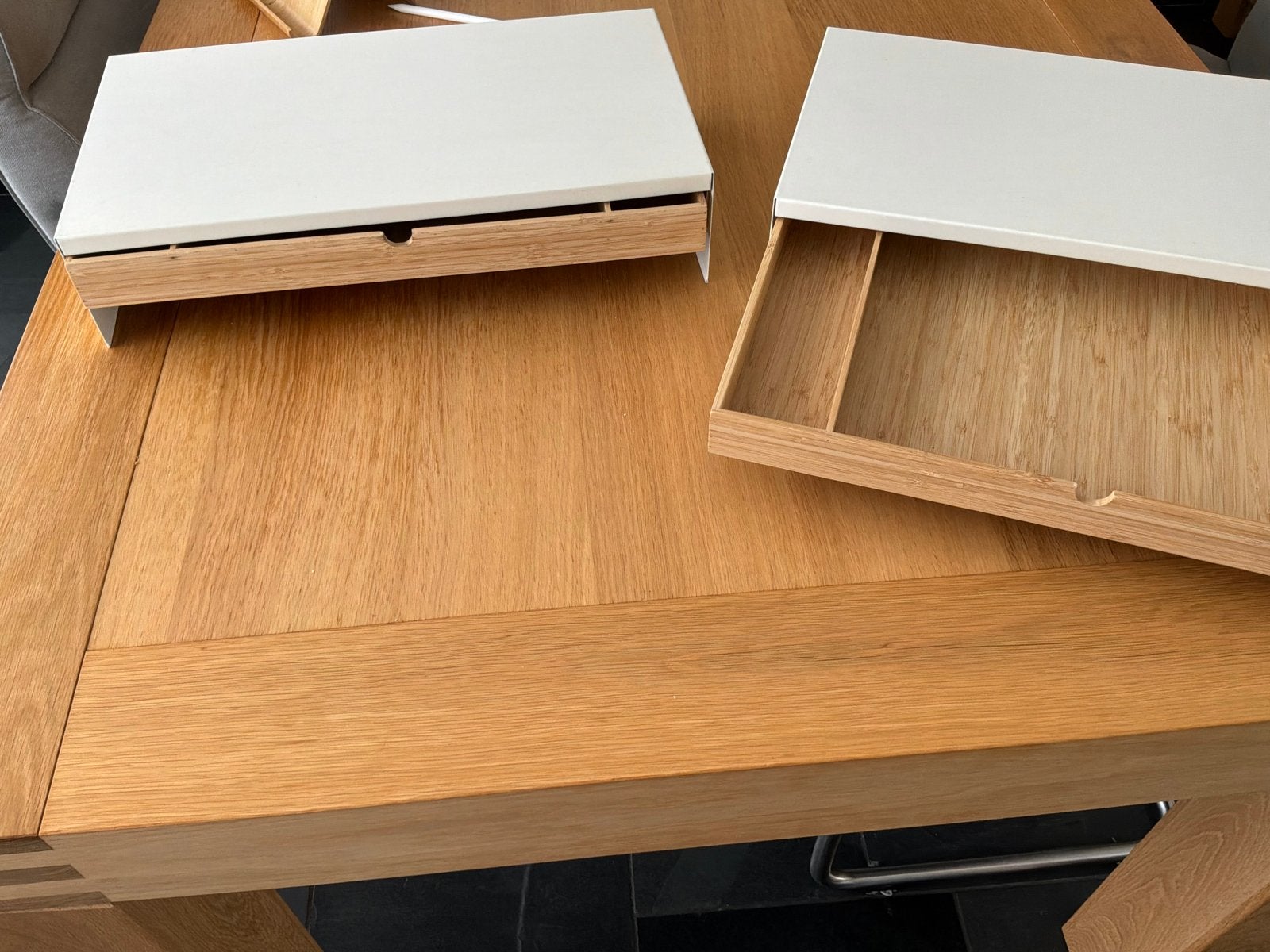 IKEA ELLOVEN monitorstandaard met lade, bamboe/wit, Hout, Ophalen of Verzenden, Zo goed als nieuw, IKEA