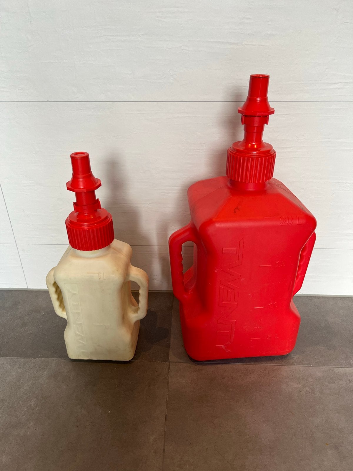 Benzine jerrycans - 2 stuks (rood en wit ), Ophalen, Gebruikt