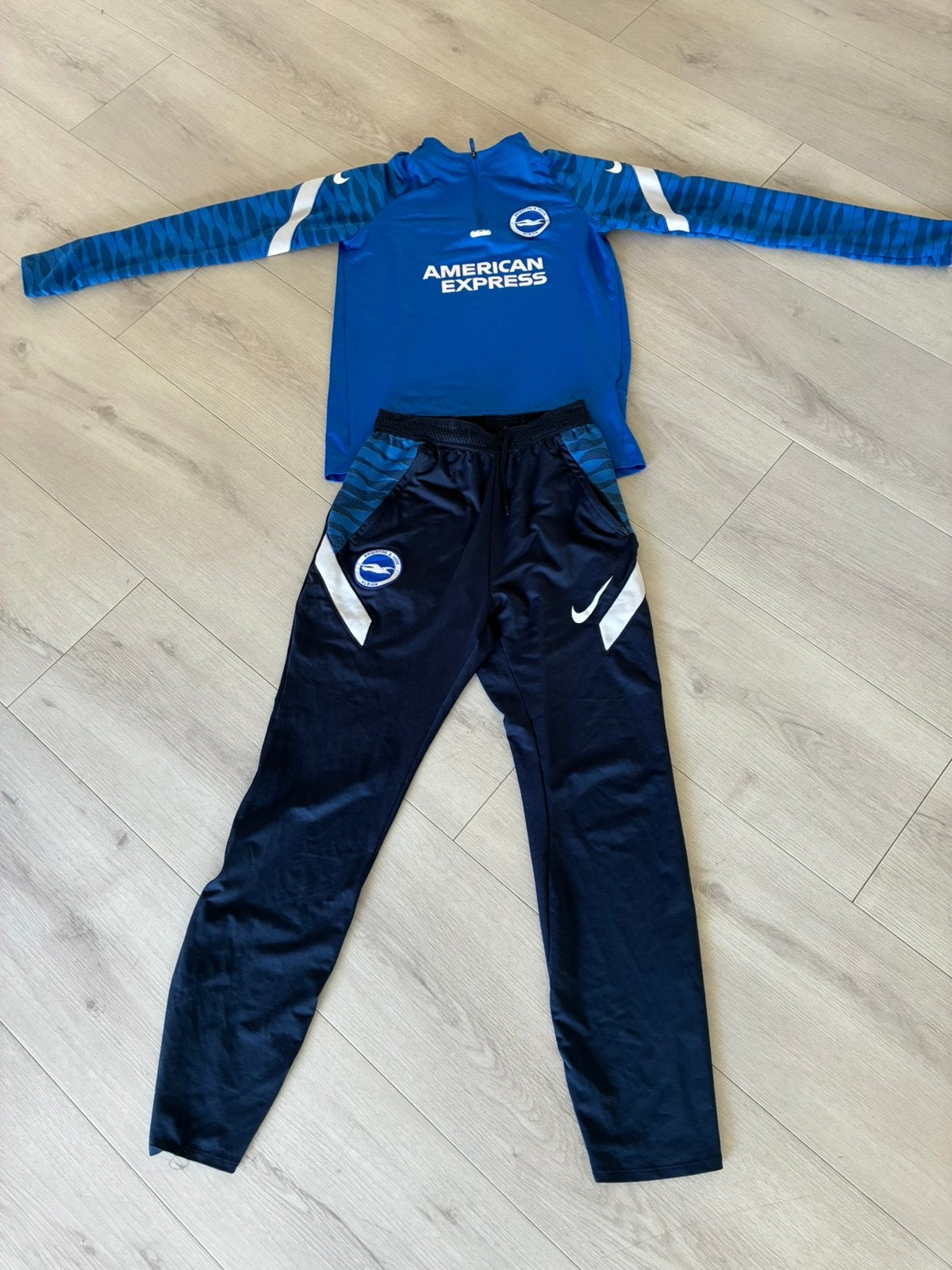 Trainingspak Brighton Hove Albion maat 146/158, Kinderen en Baby's, Kinderkleding | Maat 152, Ophalen of Verzenden, Zo goed als nieuw