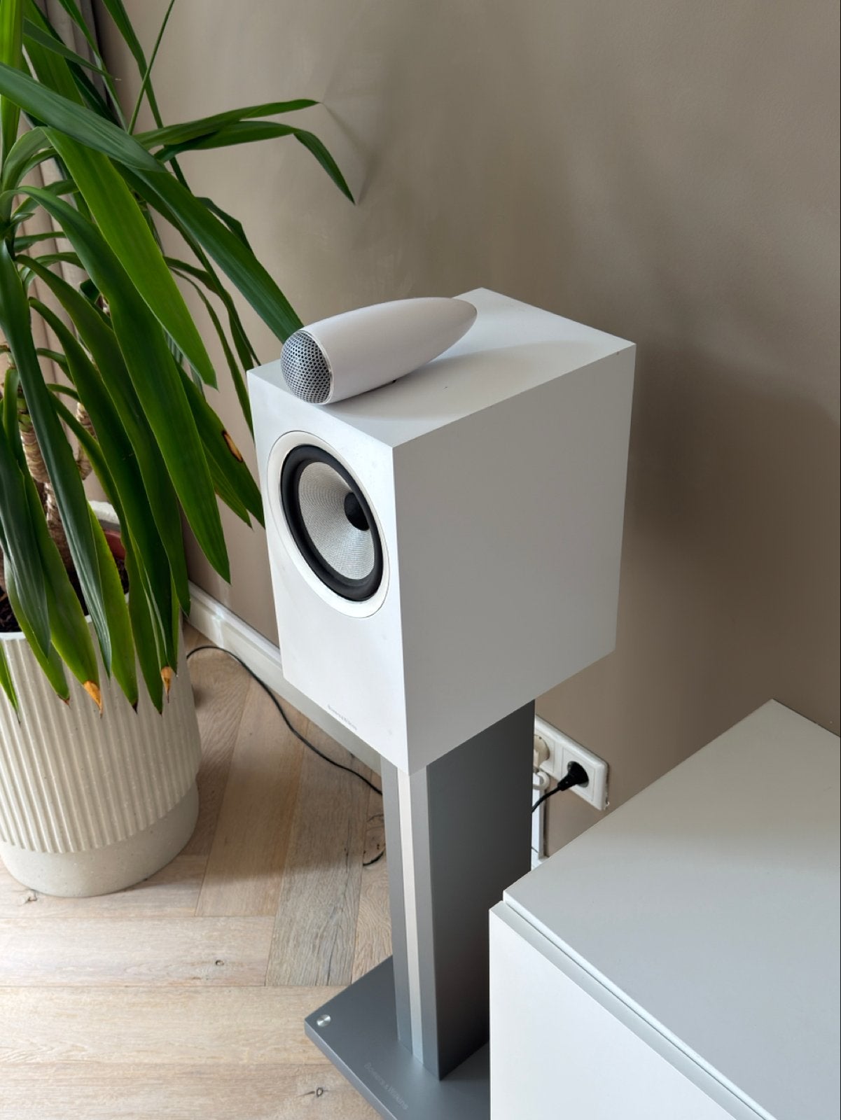 2x Bowers & Wilkins 705 S2 wit + originele stands, Audio, Tv en Foto, 120 tot 150 watt, Ophalen of Verzenden, Zo goed als nieuw