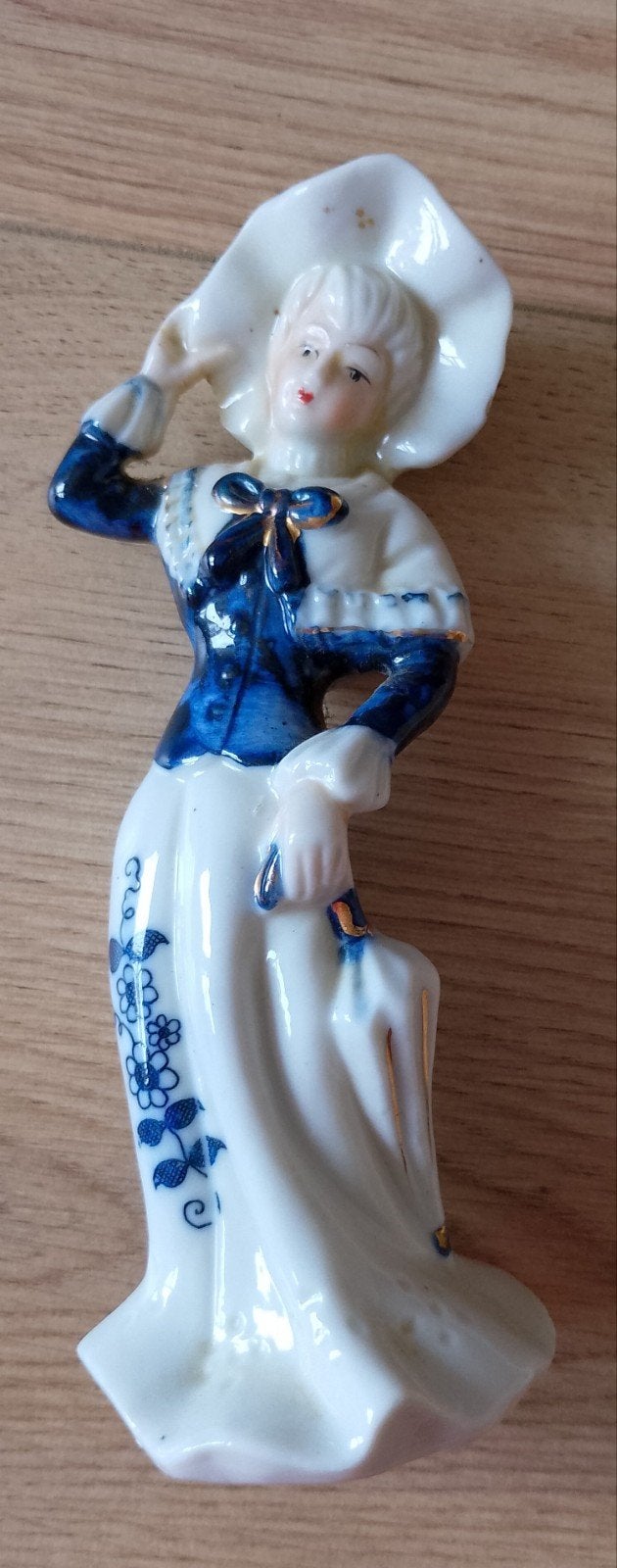 Vintage porseleinen beeldje dame met hoed en parasol, Ophalen of Verzenden