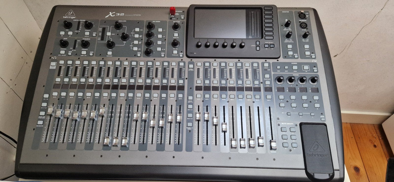 Behringer X32 Digitale Mixer met Hoes, Ophalen, Zo goed als nieuw, 20 kanalen of meer, Microfooningang