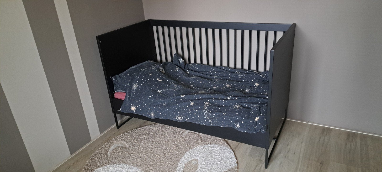 Kidsmill Ledikant / peuterbed 70x140 - Zwart | Compleet, Ophalen, Gebruikt, Ledikant