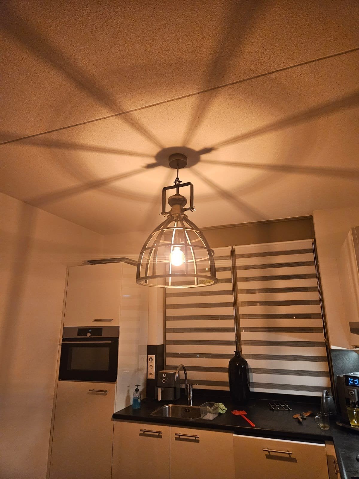 Industriële hanglamp met metalen kooi en E27 fitting, Huis en Inrichting, Lampen | Hanglampen, Ophalen, E27 (groot), Zo goed als nieuw