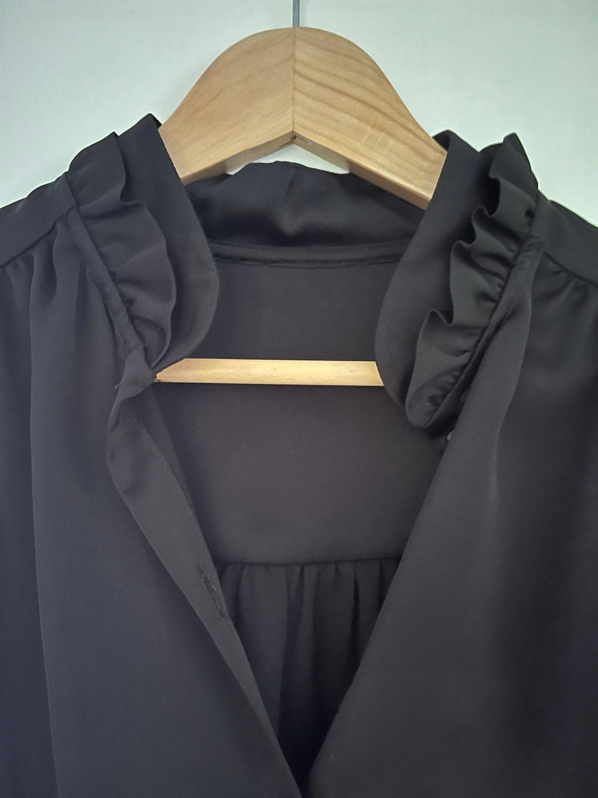 Zwarte blouse met ruches van La Dress by Simone, Kleding | Dames, Blouses en Tunieken, Ophalen of Verzenden, Zo goed als nieuw
