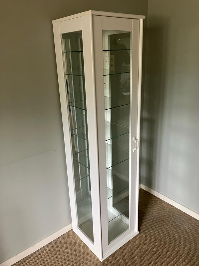 Witte Ikea vitrinekast met glazen planken, Ophalen, Minder dan 50 cm, Zo goed als nieuw, 150 tot 200 cm