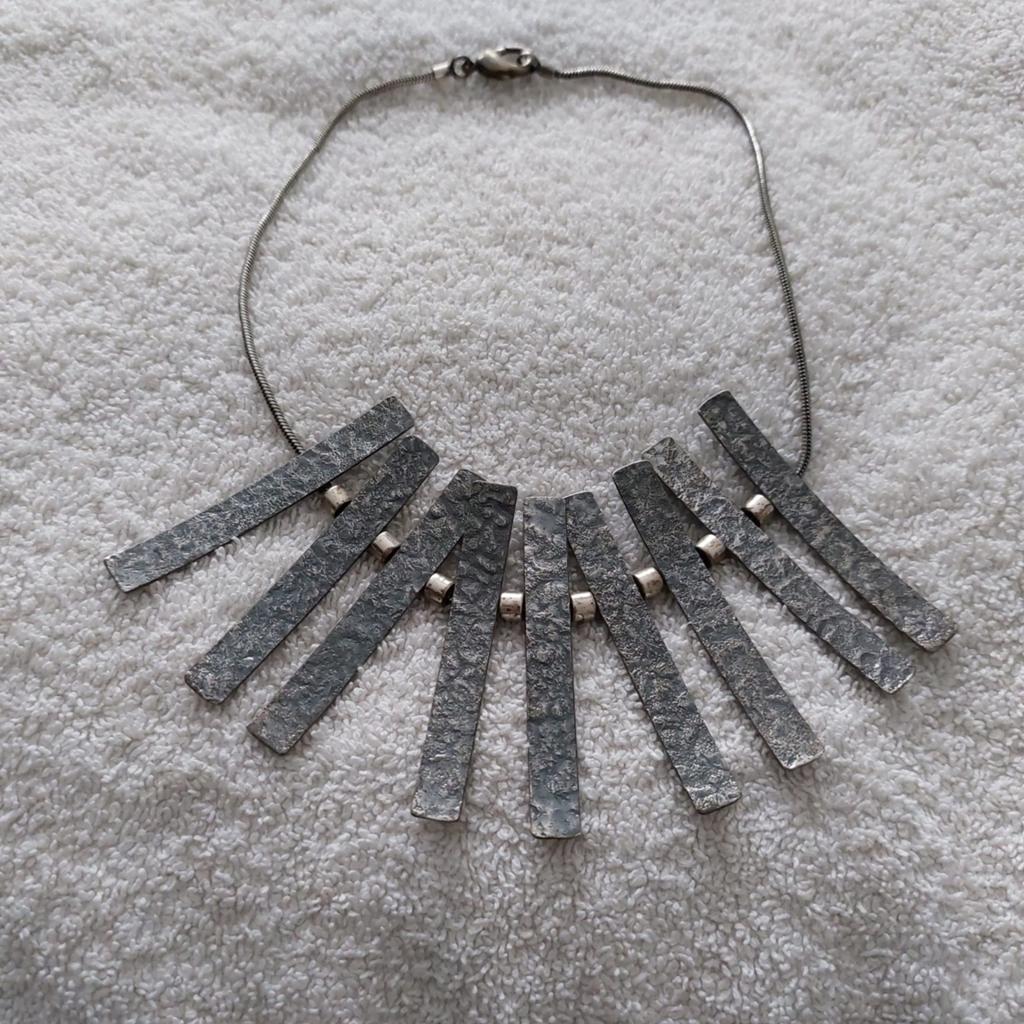 Ketting met verschillende staafjes., Sieraden, Tassen en Uiterlijk, Kettingen, Verzenden, Zo goed als nieuw, Grijs, Overige materialen
