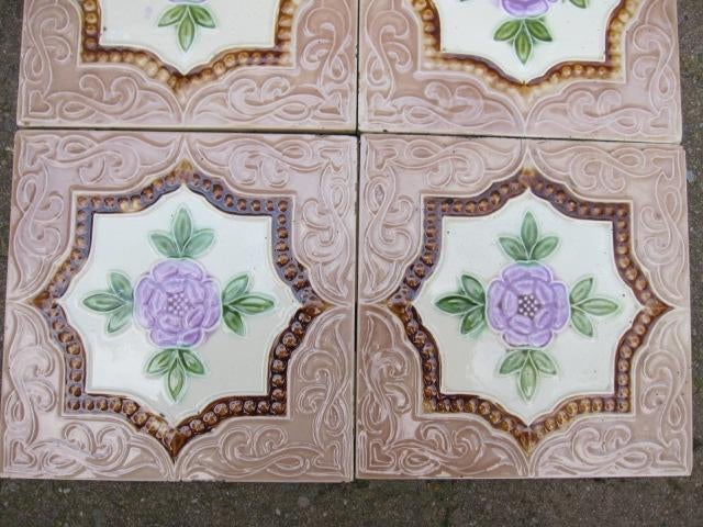 30 stuks art nouveau tegels met paarse roos in relief, Antiek en Kunst, Antiek | Wandborden en Tegels, Ophalen