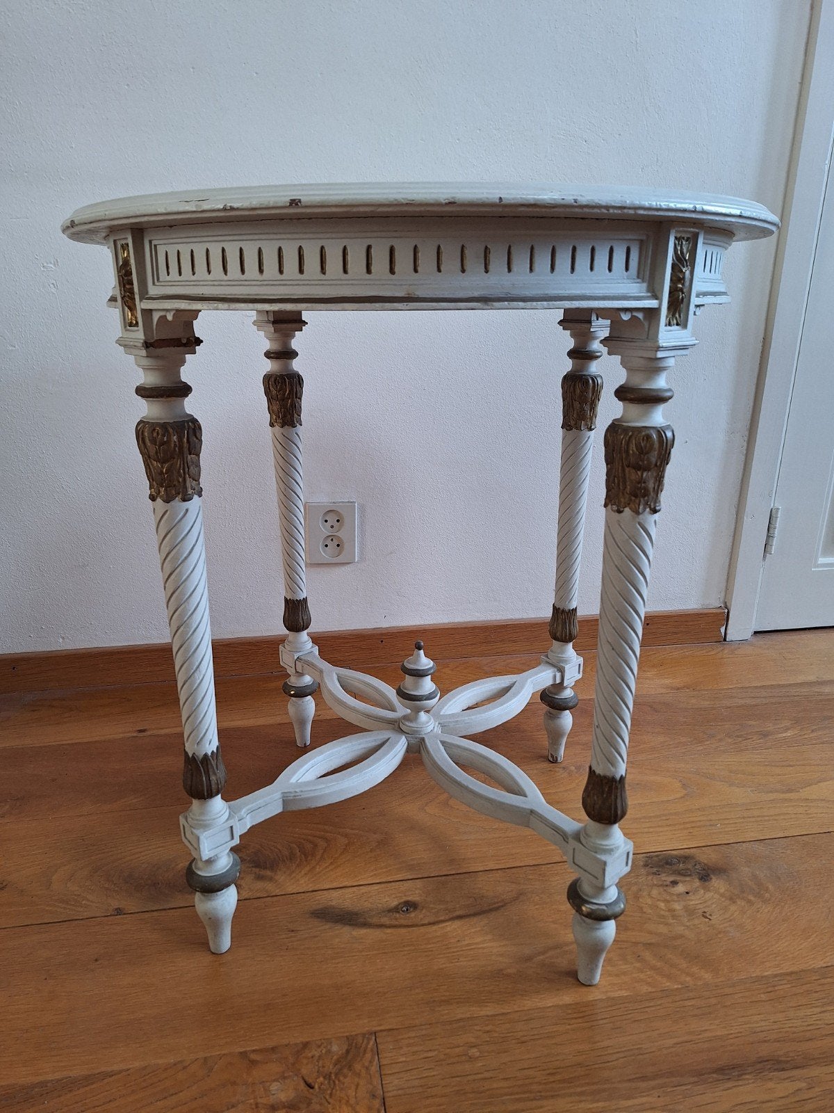 Ronde witte tafel met barok details, Ophalen