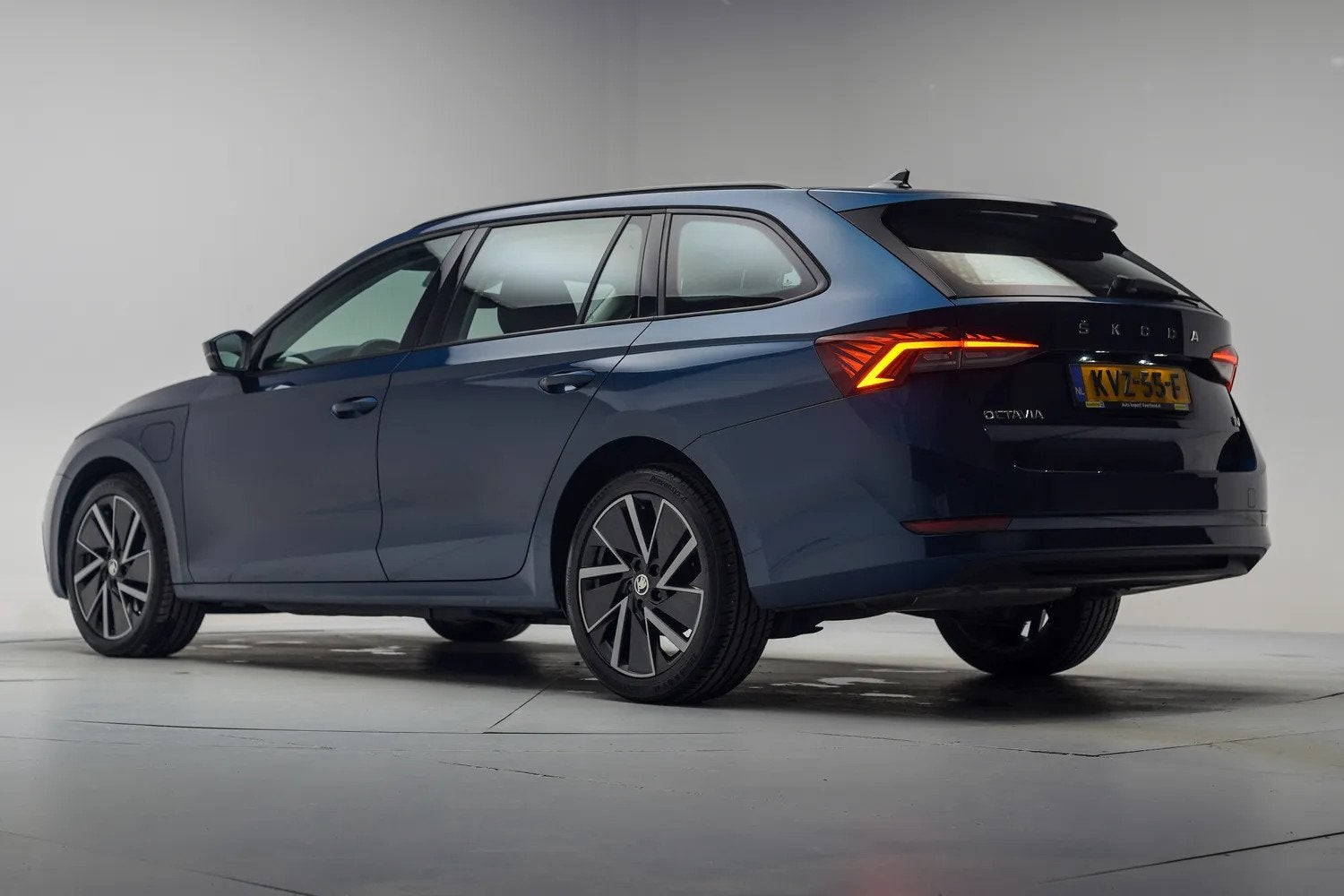 Skoda Octavia Combi 1.4 TSI PHEV iV Business Edition [ Virtu, Dealer onderhouden, Gebruikt, 4 cilinders, Blauw