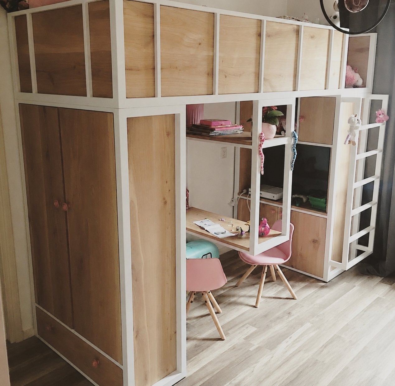 Hoogslaper met kastruimte, wit staal en massief eikenhout, Ophalen, Eenpersoons, Zo goed als nieuw, 90 cm