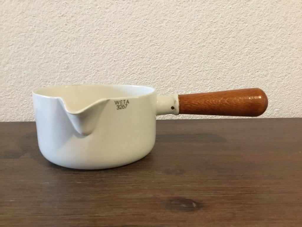 Vintage. Emaille melkpannetje met houten handvat., Ophalen of Verzenden