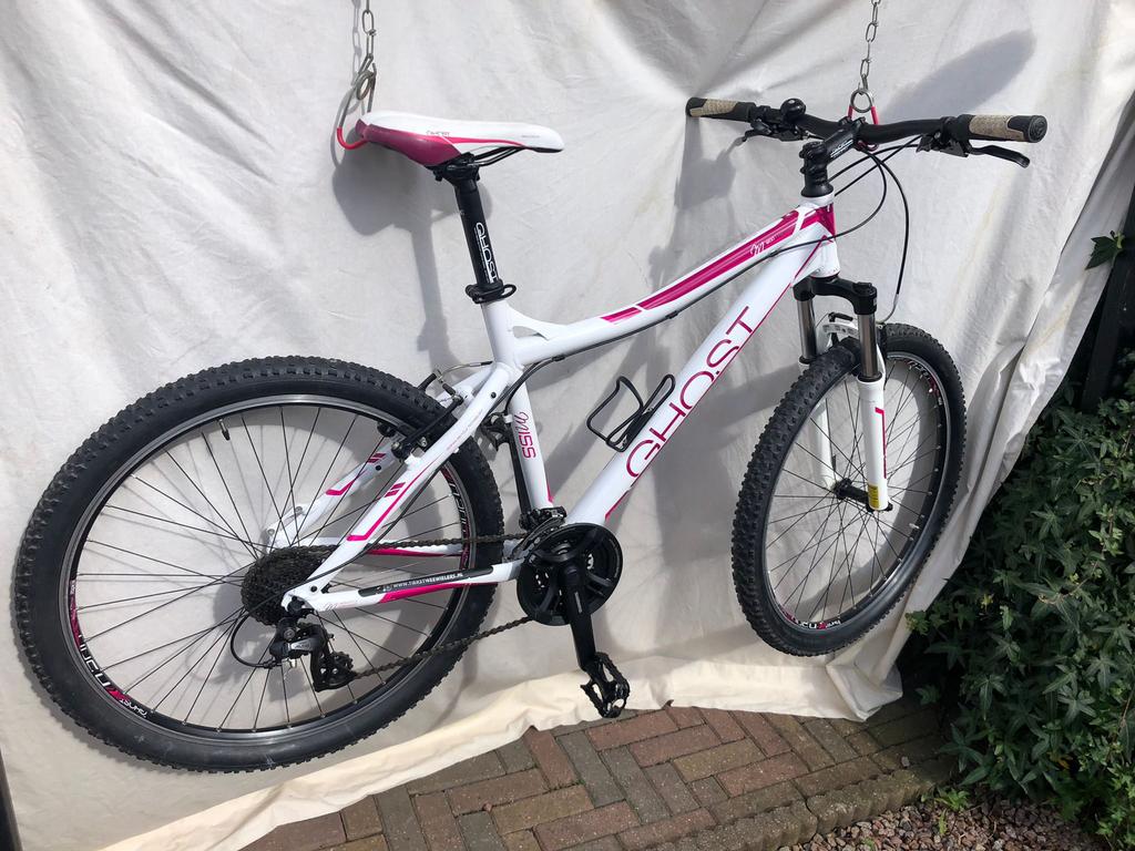 In nieuwstaat dames mountainbike inclusief kleding en helm, 45 tot 49 cm, Zo goed als nieuw, Dames, Ophalen