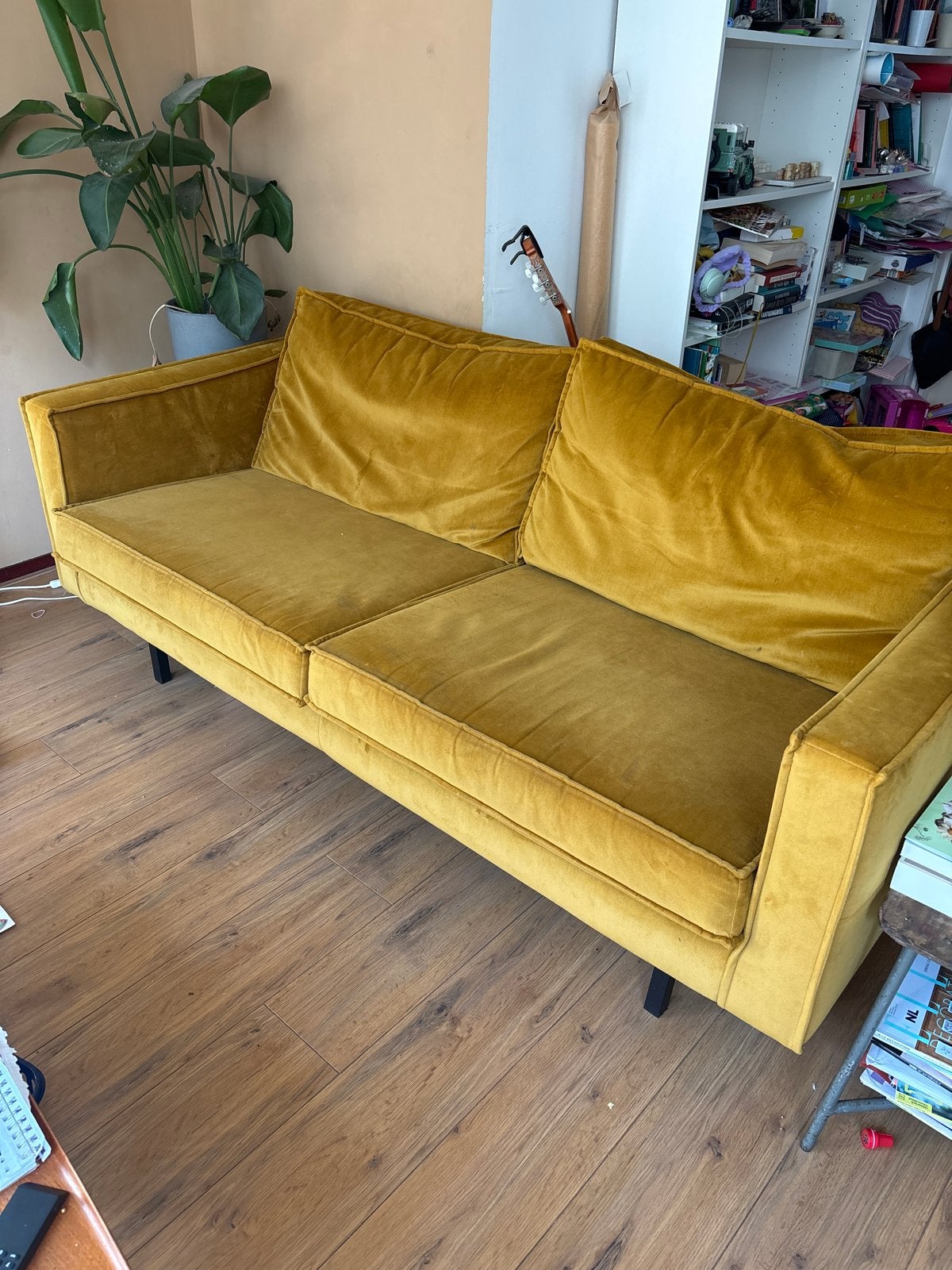 Comfortabele oker geel / mosterd fluwelen / velour bank, Huis en Inrichting, Ophalen, Gebruikt, Driepersoons, 75 tot 100 cm