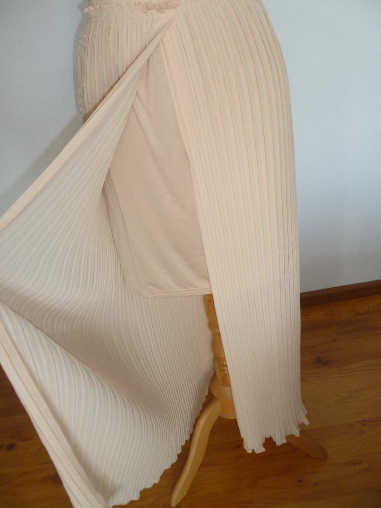 LANGERE CREME KLEURIGE PLISSÉ ROK SPLIT AAN VOORKANT MAAT 42, Kleding | Dames, Rokken, Overige kleuren, Maat 42/44 (L), Ophalen of Verzenden