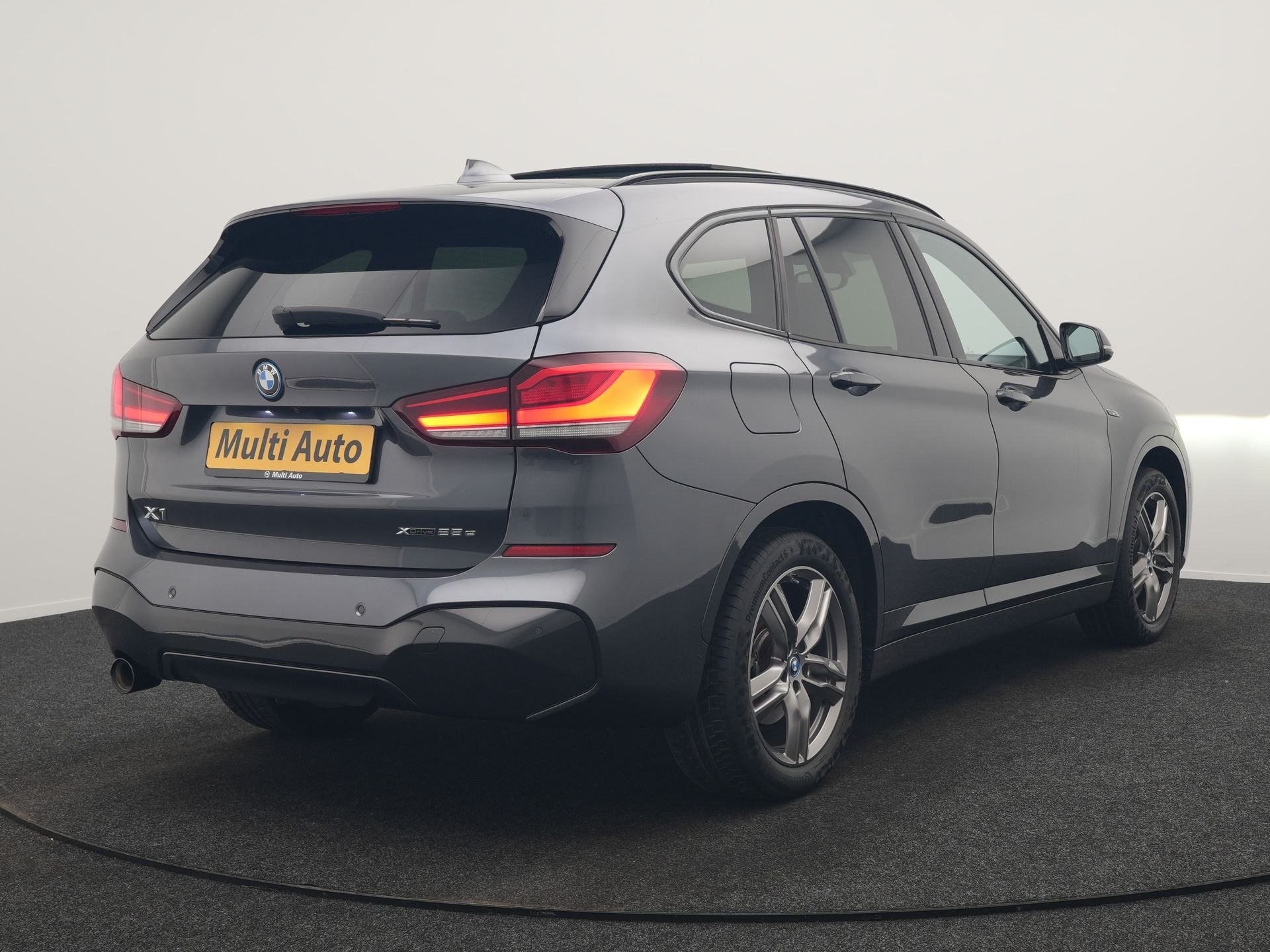 BMW X1 xDrive25e M Sport PHEV 221pk Dealer O.H. | Trekhaak A, Dealer onderhouden, Gebruikt, 750 kg, Vierwielaandrijving