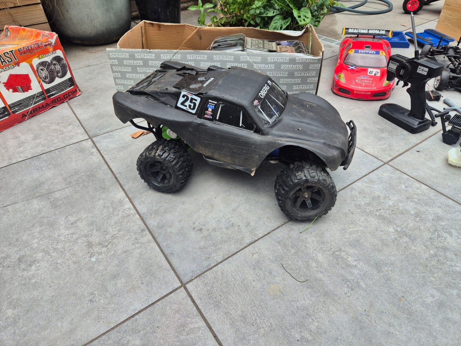 2 x Traxxas Slash en 1 Kyoso Ferrari en diverse onderdelen., Hobby en Vrije tijd, Modelbouw | Radiografisch | Auto's, Elektro