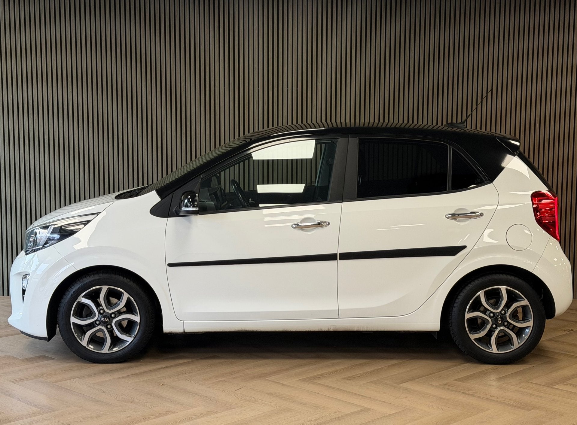 Foto 3 van Kia Picanto 1.0 CVVT ExecutiveLine AIRCO CAMERA NAVIGATIE AP