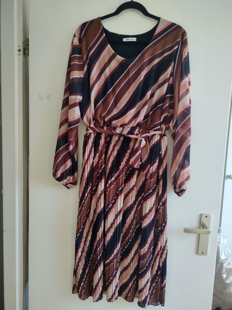 Gestreept jurkje met plooien en strikceintuur, Kleding | Dames, Jurken, Bruin, Verzenden, Maat 42/44 (L), Zo goed als nieuw