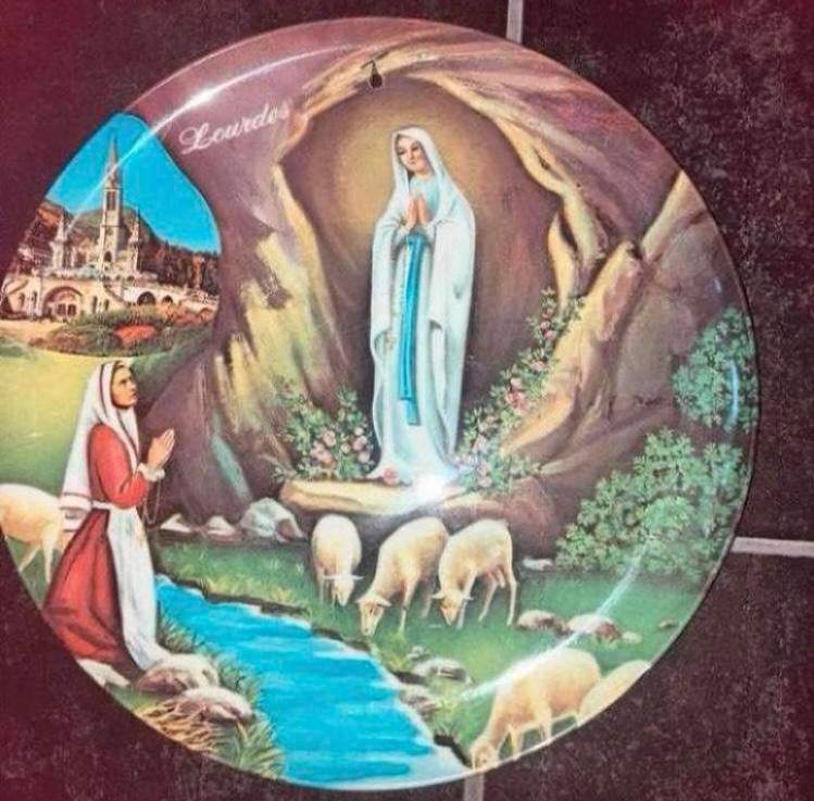 Maria met  Bernadette Soubirous, kunststof bord, Antiek en Kunst, Ophalen of Verzenden