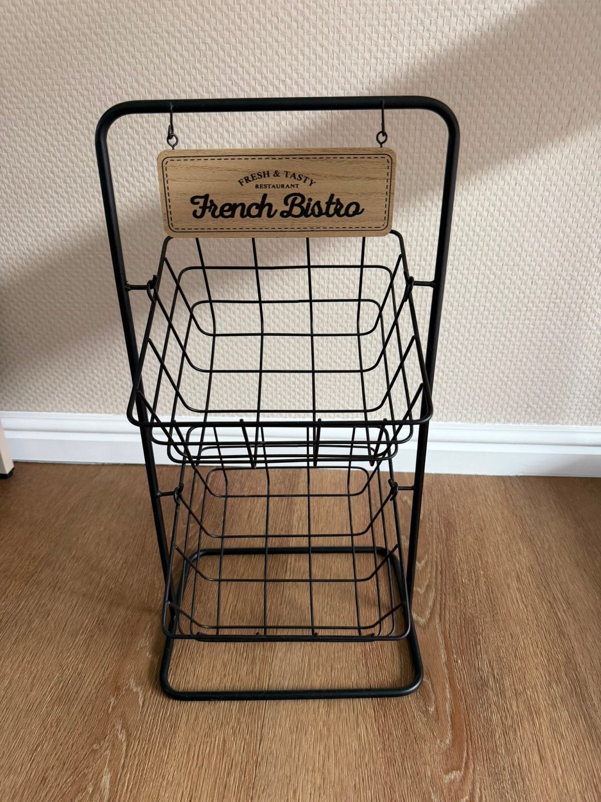 Metalen etagere met 2 manden en 'French Bistro' bordje, Huis en Inrichting, Woonaccessoires | Schalen en Manden, Ophalen, Gebruikt