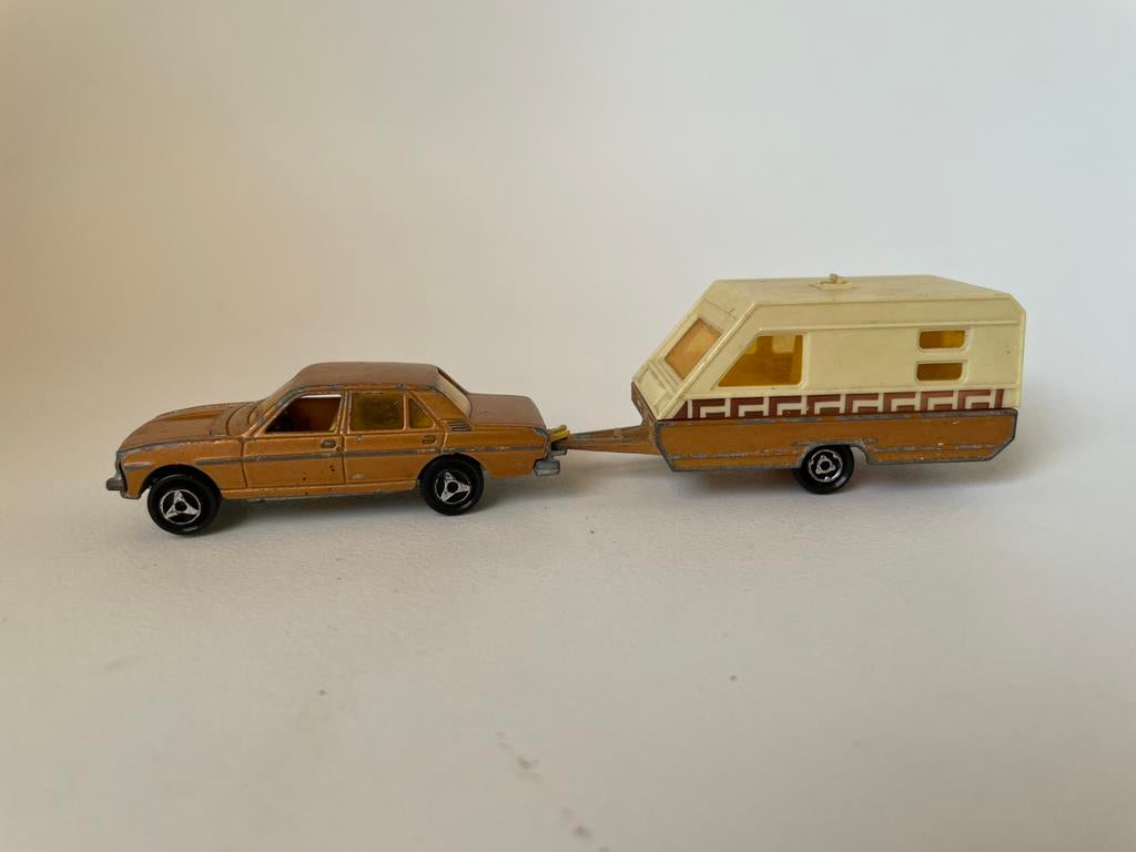 model Peugeot 604 goudkleurig met caravan, Majorette 1/50, Ophalen of Verzenden, Gebruikt, Auto, Majorette
