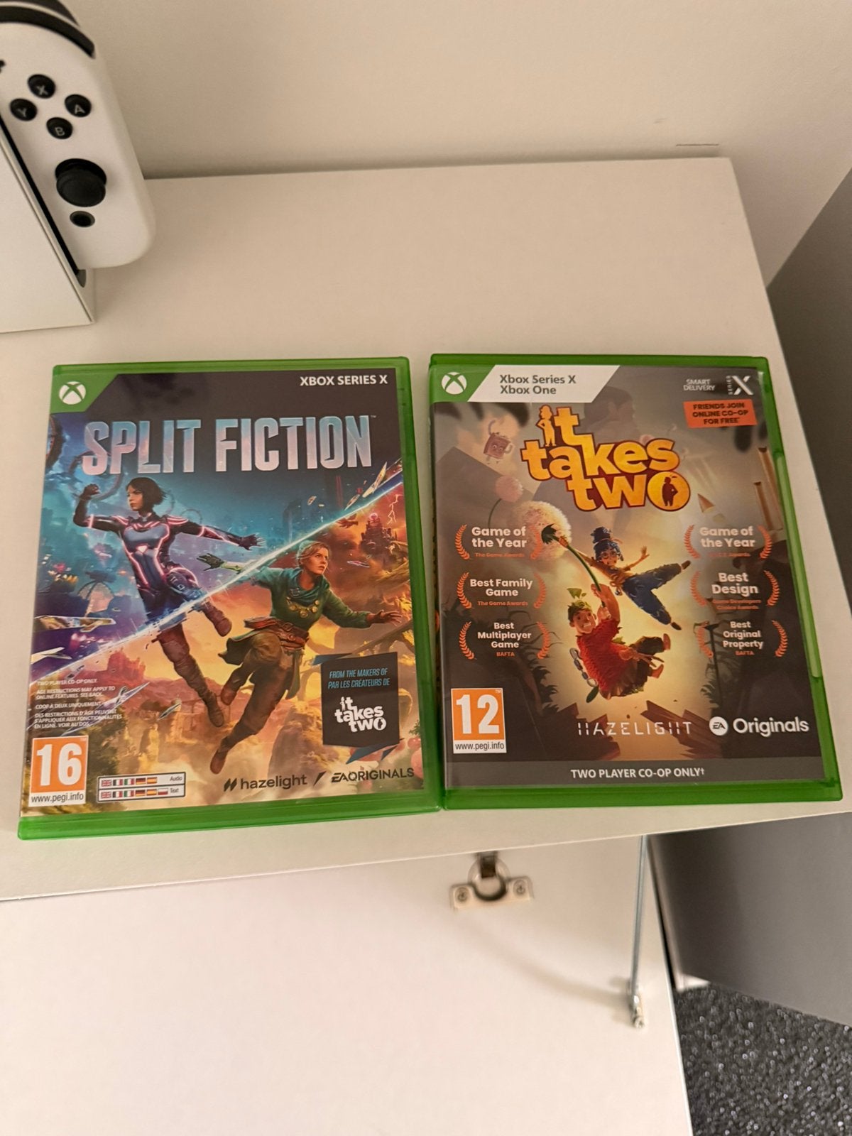 Split fiction en it takes two, Spelcomputers en Games, Ophalen, Zo goed als nieuw, 500 GB, Met 2 controllers