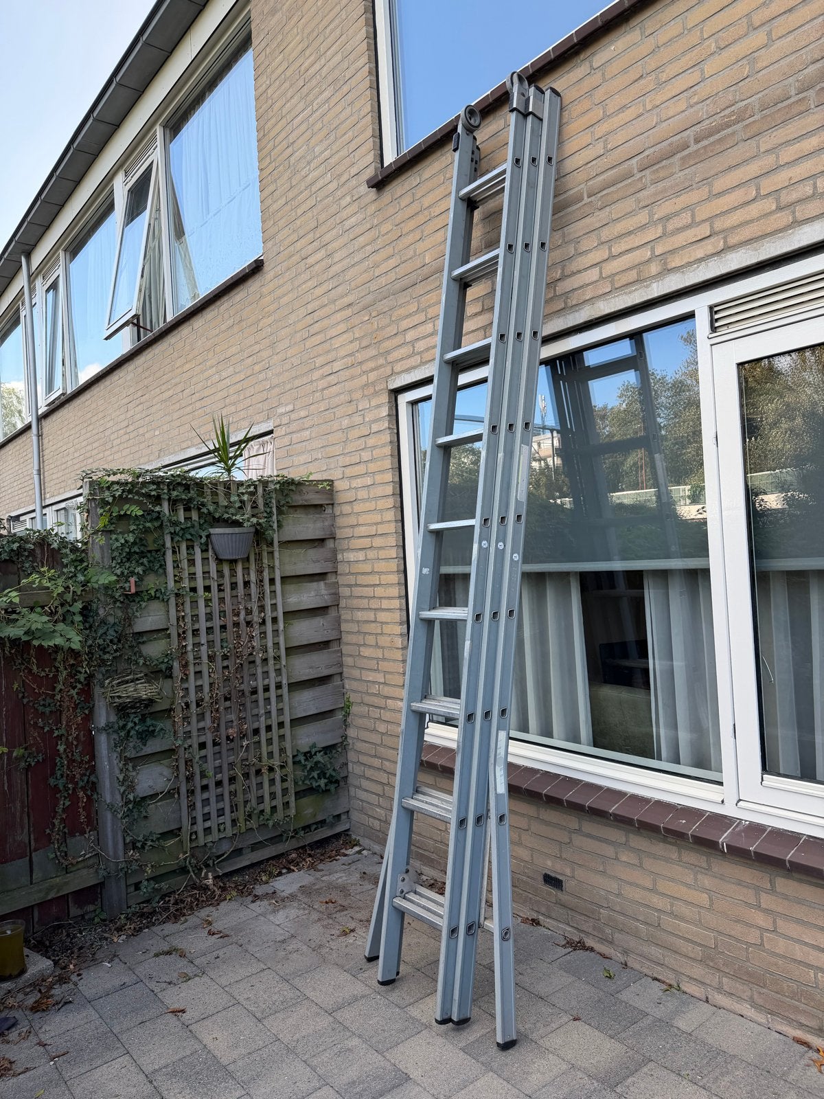 Professionele 3-delige aluminium ladder 3x9 sporten, Gebruikt, Ophalen of Verzenden, Ladder, Opvouwbaar of Inschuifbaar