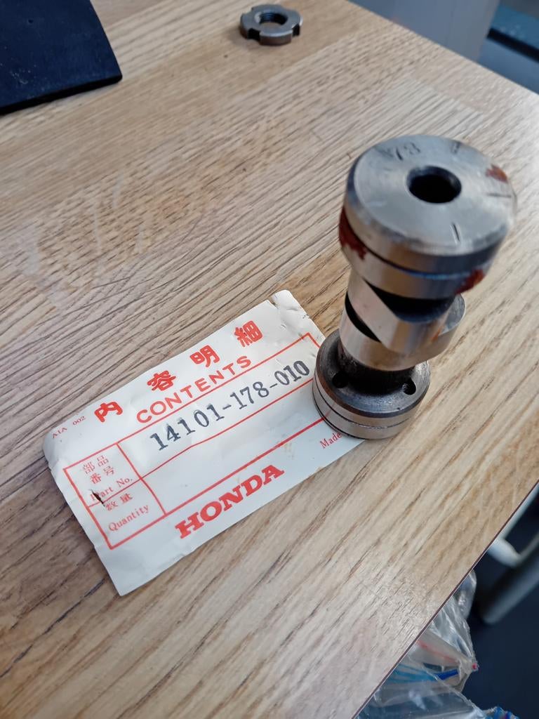 Honda C70 ( SS50  CD50  C50 ) nokkenas 14101-178-010, Fietsen en Brommers, Brommeronderdelen | Oldtimers, Ophalen of Verzenden