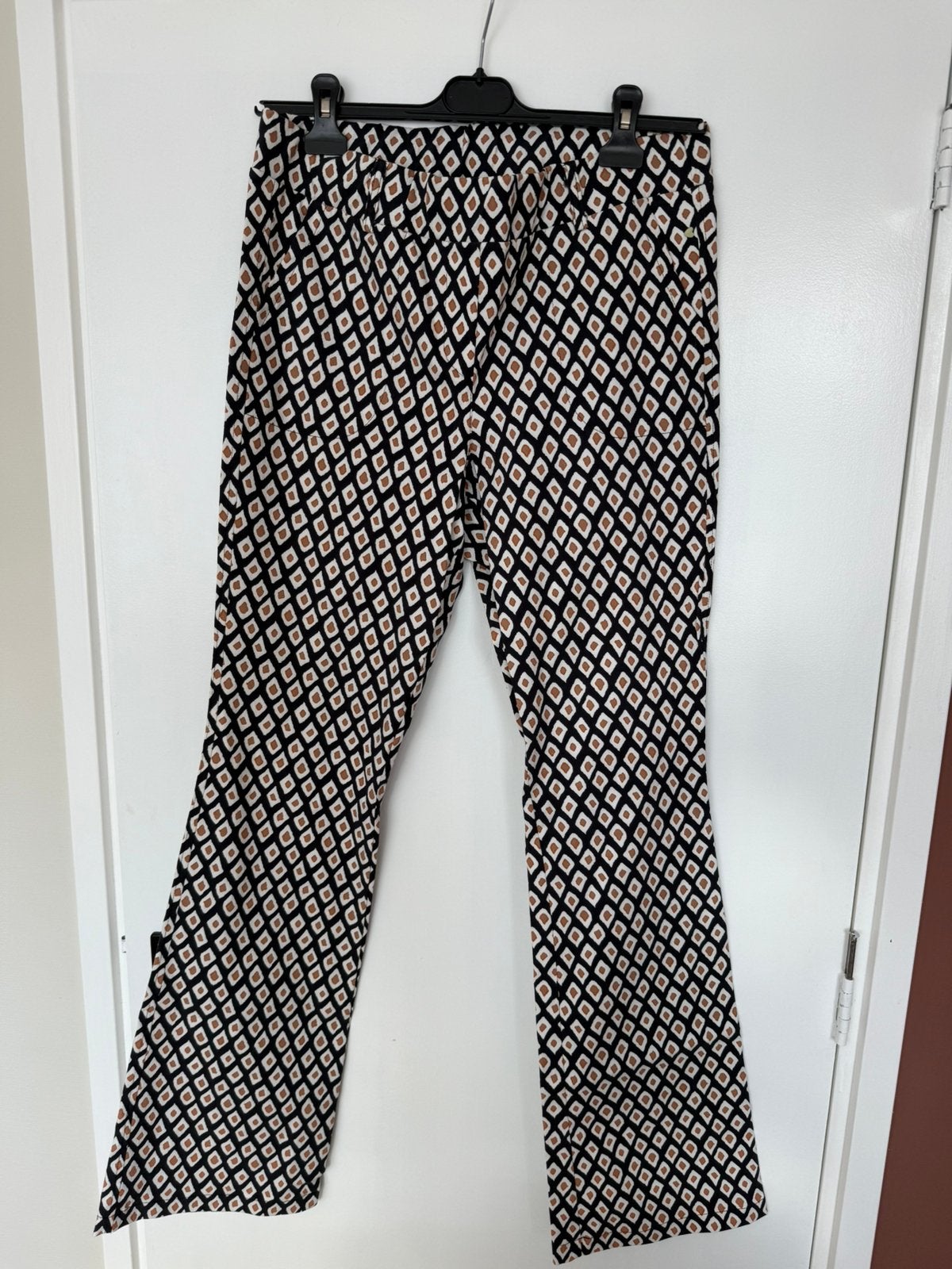 Bruin zwarte broek met print van helena hart maat xl, Zwart, Maat 46/48 (XL) of groter, Ophalen of Verzenden, Zo goed als nieuw