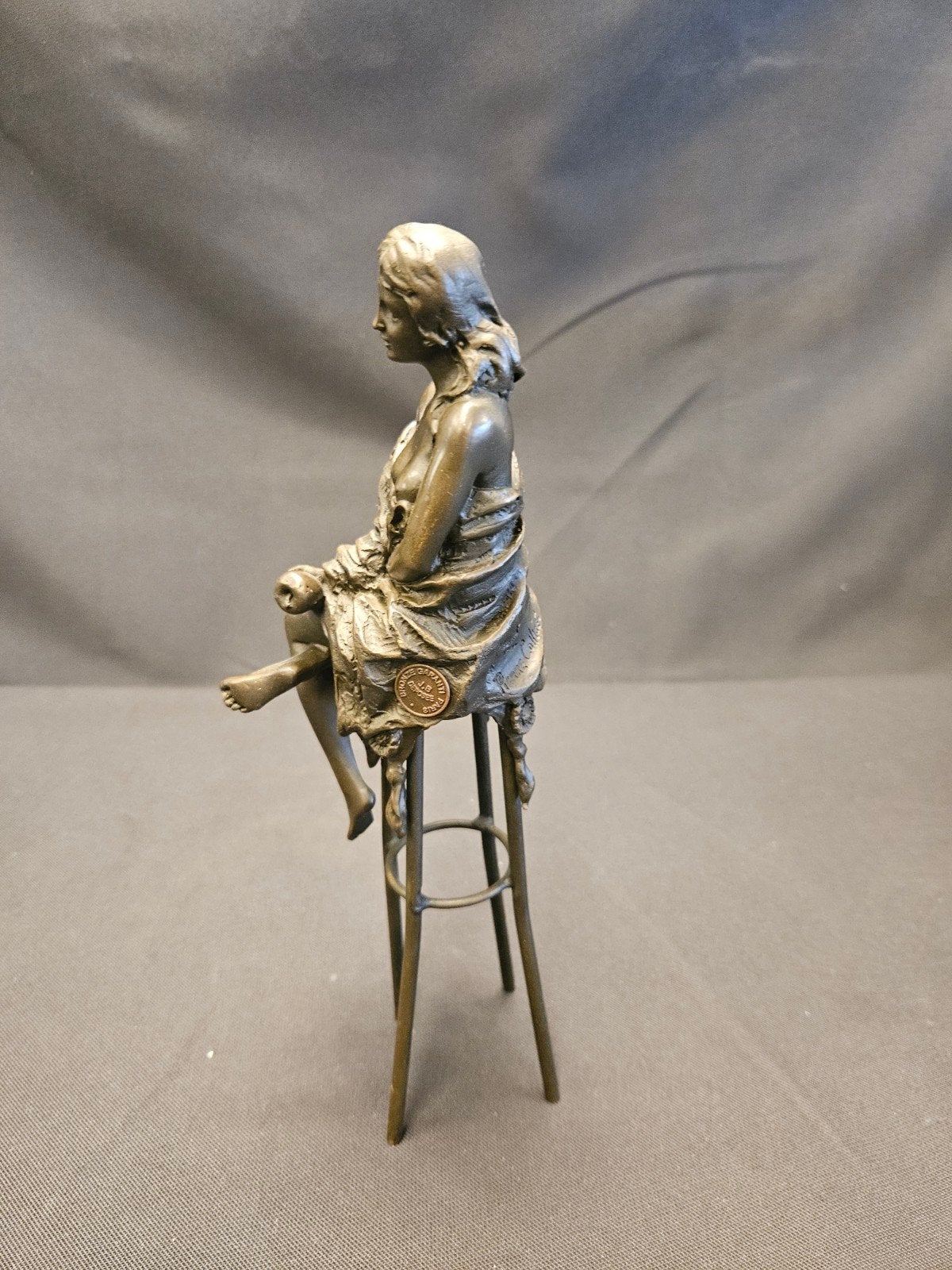 Bronzen beeldje van zittende vrouw op kruk, 27 cm hoog, Ophalen of Verzenden, 20 - 50 cm, Beeld, Bruin