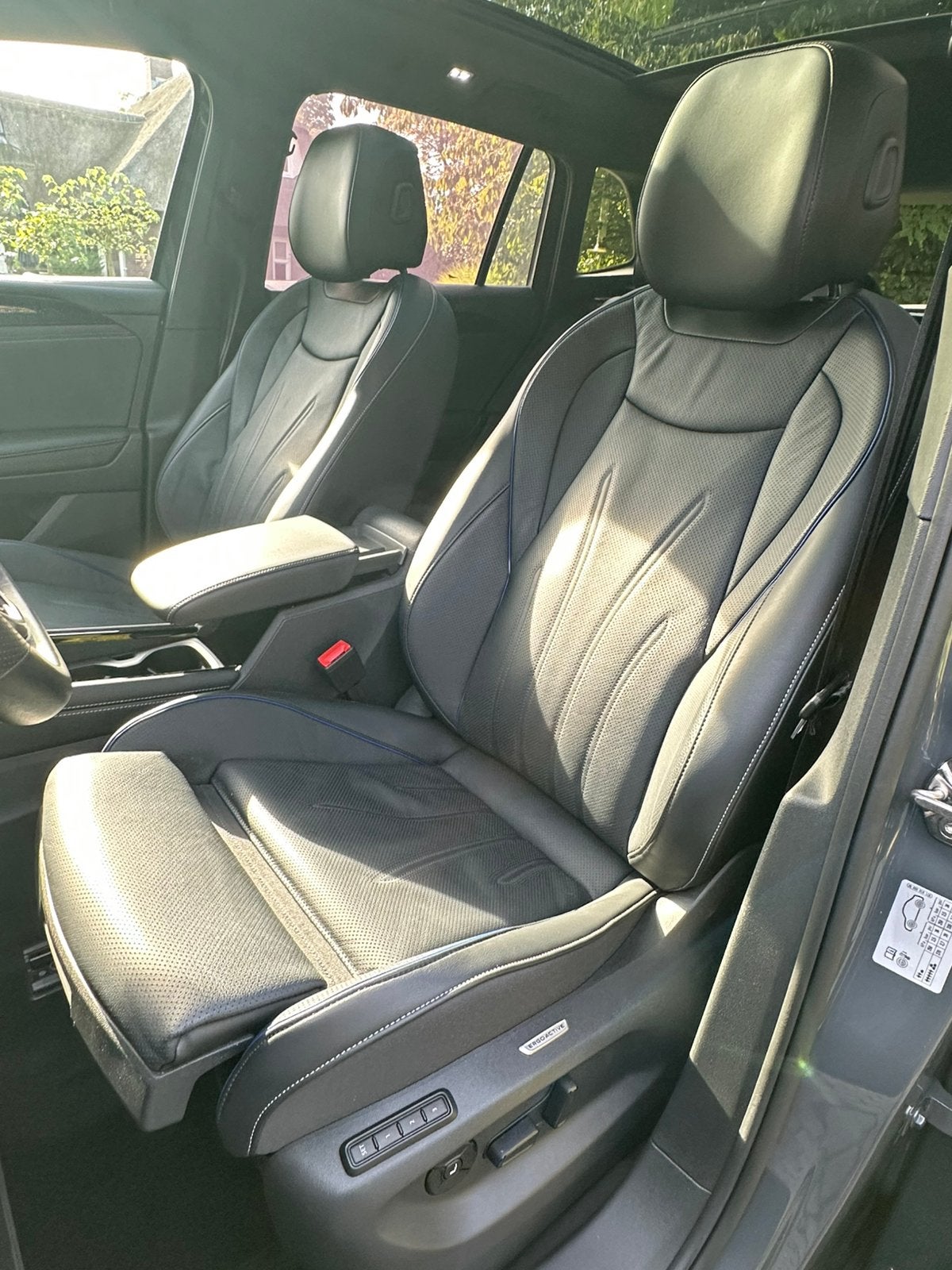 Foto 12 van Volkswagen Tiguan Hybride 272PK R-Line 2025 Dolphin Grijs