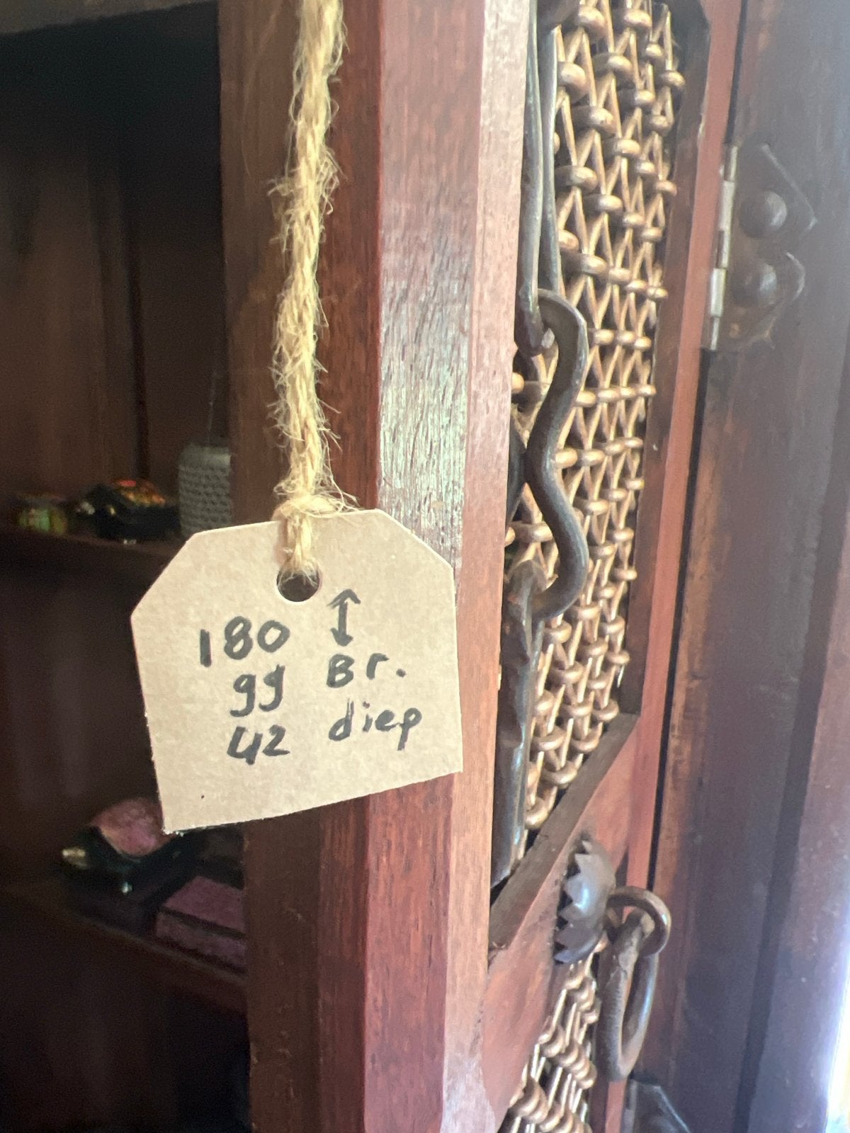 Koloniale hoekkast met rotan details, Ophalen